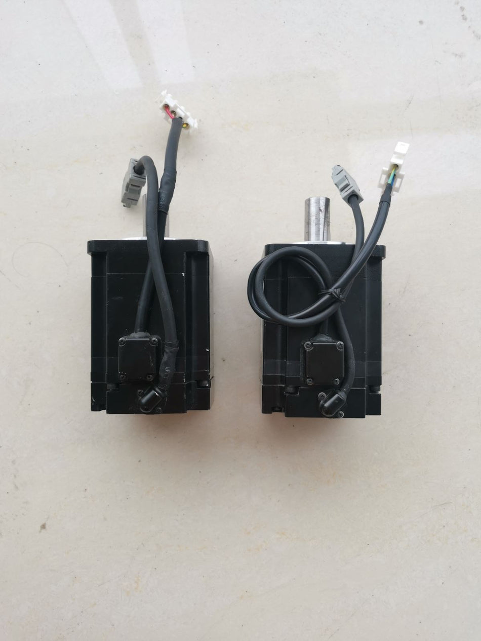 1 peça servo motor Yaskawa usado SGMJV-08A3E6S