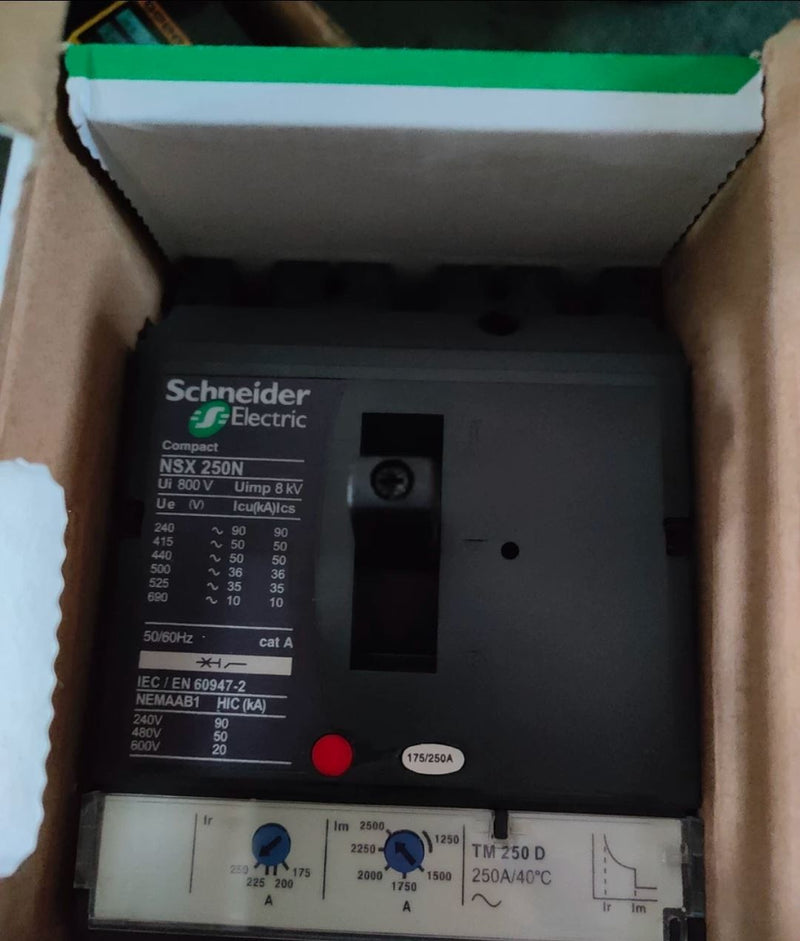 1PC New in Box Schneider LV431830