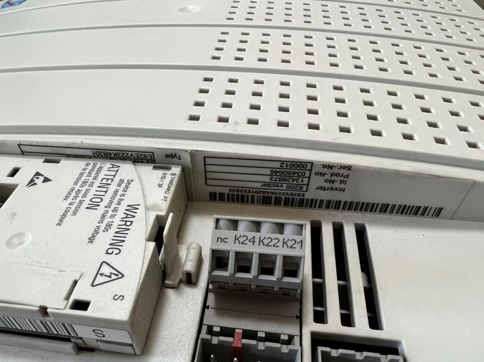1PC Lenze E82EV223K4B201 novo