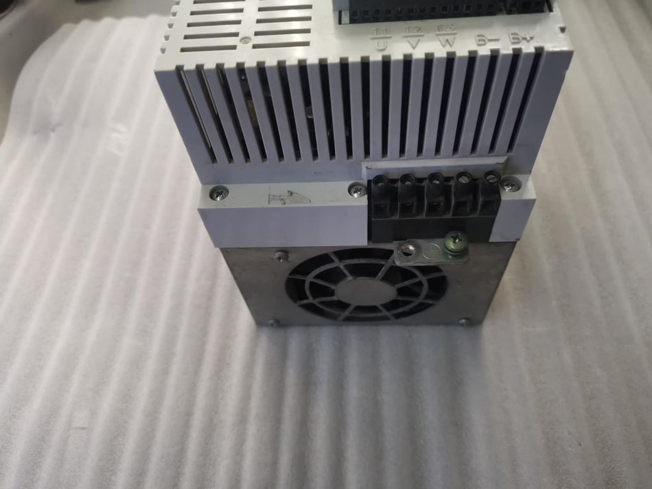 1PC 适用于 LENZE ESMD113L4TXA 二手