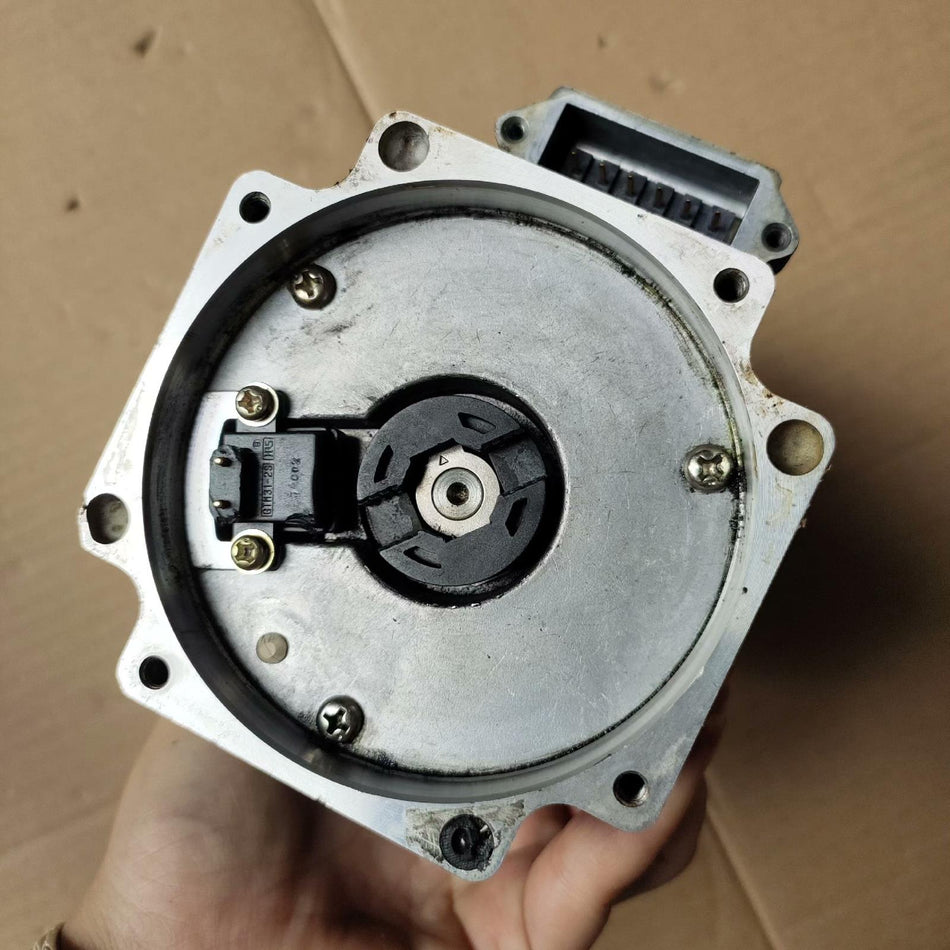 1PC para Fanuc A06B-0215-B100 usado A06B0215B100