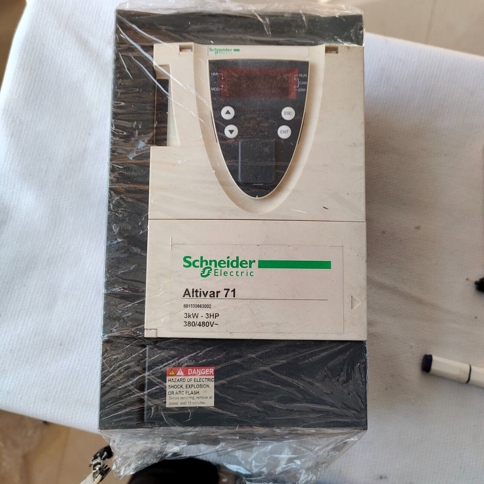 1 PC PARA Schneider ATV71HU30N4Z usado em stock C-18-3-007