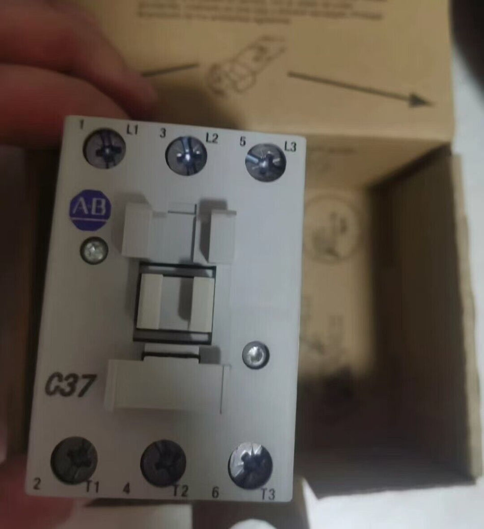 1 peça para Allen Bradley 100-C37KF00 novo