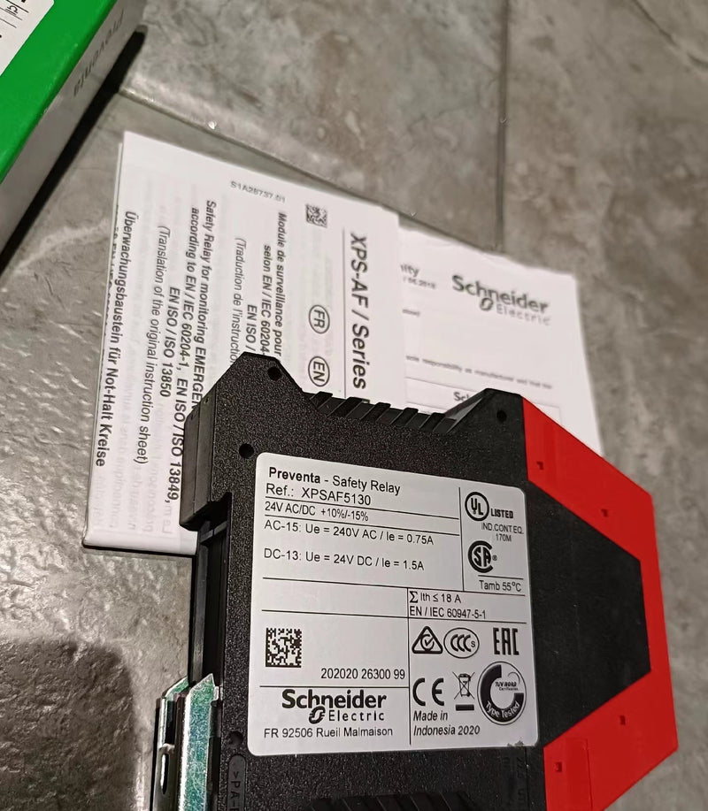 1 PCS NEW IN BOX Schneider safety relays XPSAF5130 A08