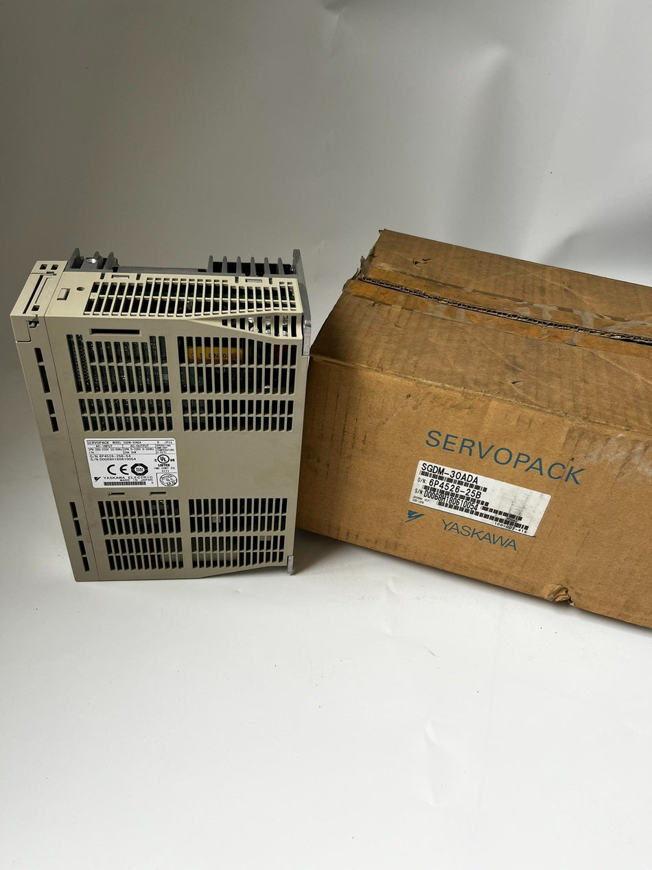 1 件全新盒装安川 SGDM-30ADA 伺服驱动器 A06