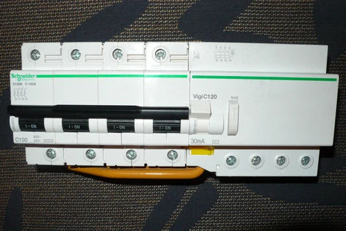 DISJONCTEUR A9N18375 DIFFERENTIEL A9N18542 TETRA. 100A 30mA SCHNEIDER 100AMPERES