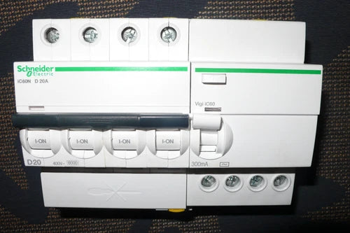 DISJONCTEUR A9F75420 DIFFERENTIEL A9Q14425 4POLE 20A 300mA AC COURBE D SCHNEIDER