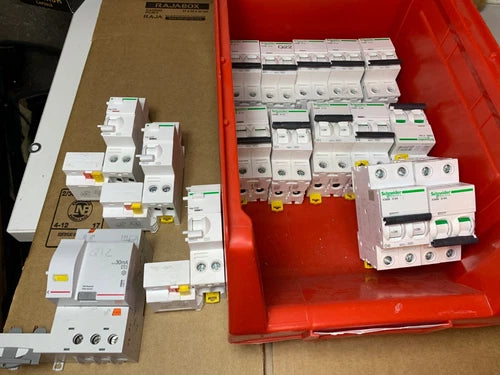 Lot de 12 x  Schneider IC60N + 3 Vigi ic60 + legrand 410471