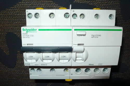 DISJONCTEUR TRIPHASE A9P24732 DIFFERENTIEL A9Y72740 SCHNEIDER ELECTRIC 32A 30mA
