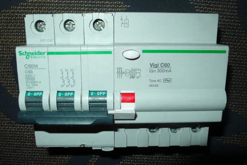 DISJONCTEUR DIFERENTIEL TRIPHASE 63A 300mA COURBE C SCHNEIDER ELC 63AMPERE 15KA