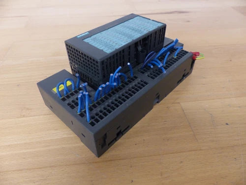 SIEMENS ET 200L DI 32XDC24V 131-1BL01-0XB0 SLIGHTLY DAMAGED, SEE PICTURES