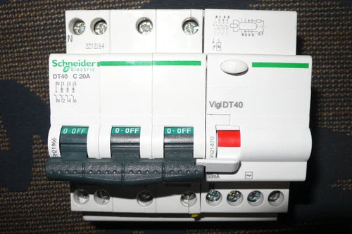 DISJONCTEUR 4POLE A9N21066 DIFERENTIEL A9N21470 SCHNEIDER ELECTRIC C16A 30mA AC