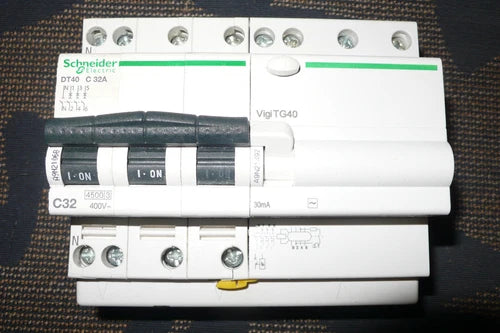 DISJONCTEUR DIFERENTIEL TETRAPOLAIRE 32A 30mA SCHNEIDER ELECTRIC 32AMPERE 4POLE
