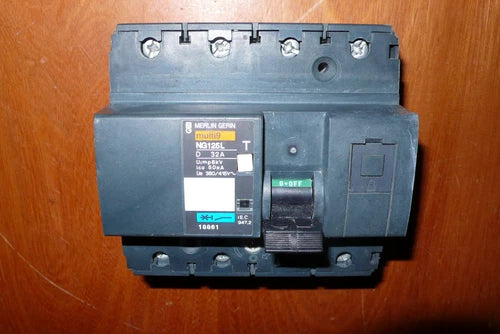 18861 Merlin Gerin NG125L DISJONCTEUR TETRA 4POLES 32A COURBE D 32AMPERES PC50KA