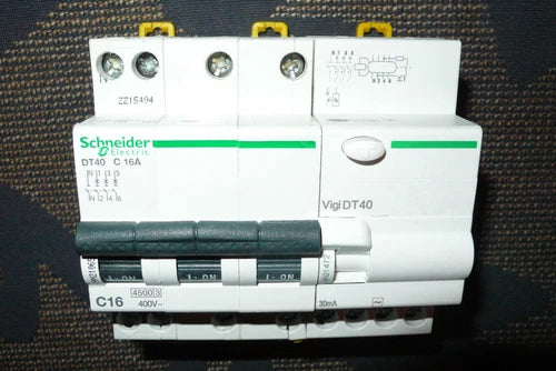 DISJONCTEUR 4POLE A9N21065 DIFERENTIEL A9N21472 SCHNEIDER ELECTRIC C16A 30mA AC