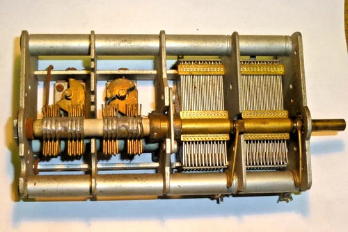 4 个 Drehkondensator UKW + MW，2 x 430 pF + 2 x 15 pF，约韦尔特