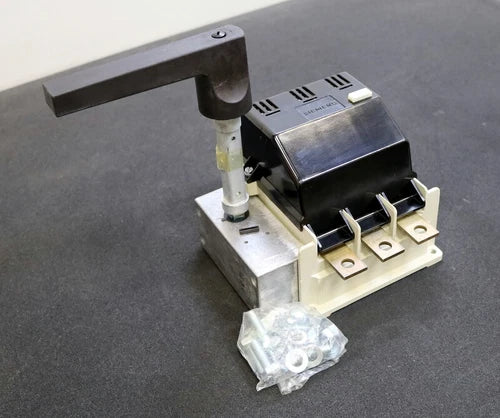 Siemens Load Break Switch 3KE4230-0BA 250A 3 Pole U=690V with Handle +8UC93 +3KX2