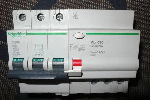 DISJONCTEUR DIFERENTIEL TRIPHASE 63A 30mA COURBE C SCHNEIDER ELC 63AMPERES 10KA