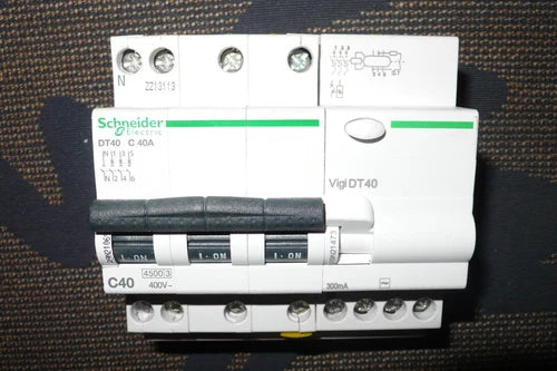 DISJONCTEUR A9N21069 DIFFERENTIEL A9N21473 SCHNEIDER ELECTRIC 40A 300mA C, et AC