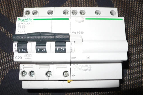 DISJONCTEUR A9N21066 DIFFERENTIEL A9N21490 TETRA 20A 30mA SCHNEIDER ELECTRIC 4P.