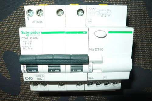 DISJONCTEUR 4POLE A9N21069 DIFERENTIEL A9N21472 SCHNEIDER ELECTRIC C40A 30mA AC