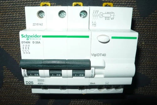 DISJONCTEUR TRIPHASE A9N21398 DIFFERENTIEL A9N21460 SCHNEIDER ELECTRIC D25A 30mA
