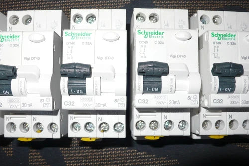DISJONCTEUR A9N21028 DIFFERENTIEL A9N21456 SCHNEIDER ELECTRIC 32A 30mA A, SI, 2P