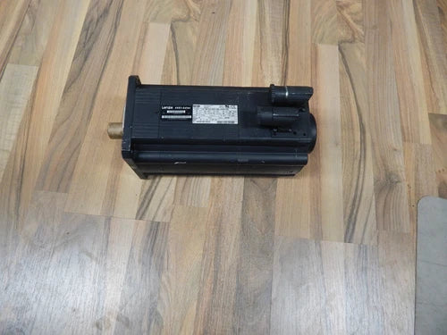 Lenze MCS14L32-RS0P2-E25N-ST5S00N-R0SU // Servo Motor