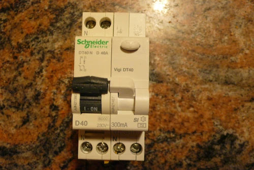 DISJONCTEUR A9N21380 DIFFERENTIEL A9N21457 SCHNEIDER ELECTRIC 40A 300mA A SI, 2P