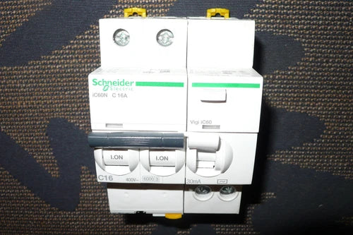 DISJONCTEUR C16A 30mA A9F74216 DIFERENTE A9V41225 16A 30mA SCHNEIDER ELECTRIC