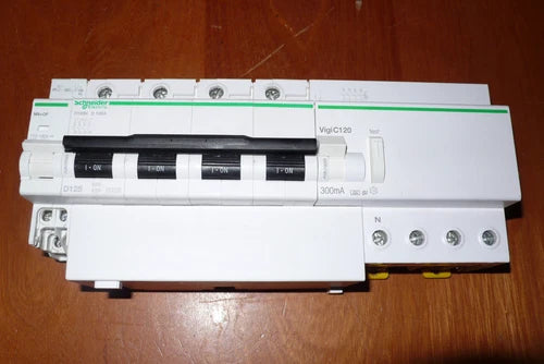 DISJONCTEUR A9N18393 DIFFERENTIEL A9N18555 4P0L 125A 300mA SI COURBE D SCHNEIDER