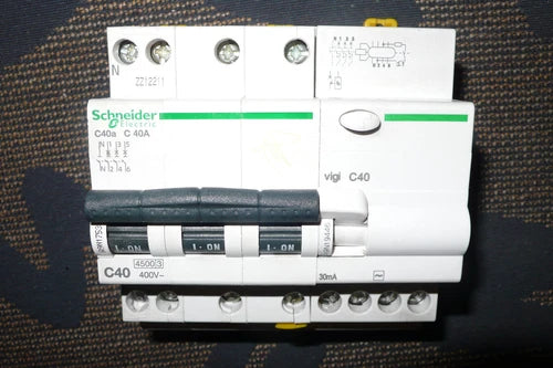 DISJONCTEUR A9N17531 DIFFERENTIEL A9N19446 TETRA. 40A 30mA SCHNEIDER ELECTRIC 4P