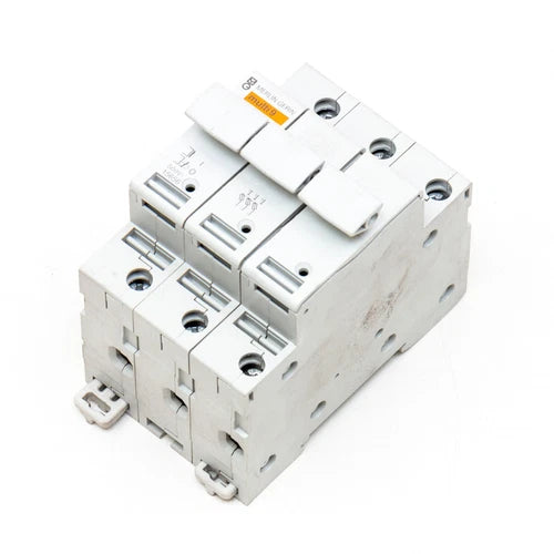 施耐德电气 Multi 9 (15656)，N 型熔断器断路器 + 保险丝，库存二手...