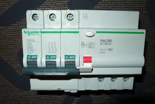 DISJONCTEUR DIFERENTIEL TRIPHASE 63A 30mA COURBE C SCHNEIDER ELC 63AMPERES 15KA