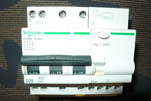 DISJONCTEUR A9N21418 DIFFERENTIEL A9N21471 SCHNEIDER ELECTRIC 25A 300mA COURBE D