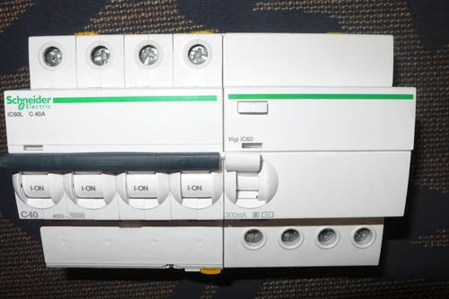 DISJONCTEUR A9F94440 DIFFERENTIEL A9V15463 TETRA 40A 300mA S. SCHNEIDER ELECTRIC
