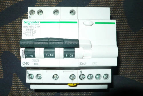 DISJONCTEUR DIFERENTIEL TETRA 40A 30mA COURBE C SCHNEIDER ELECTRIC A9N21226 4P.