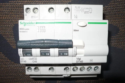 DISJONCTEUR DIFERENTIEL TETRAPOLAIRE 40A 300mA SCHNEIDER ELECTRIC 4P. 40AMPÉRES