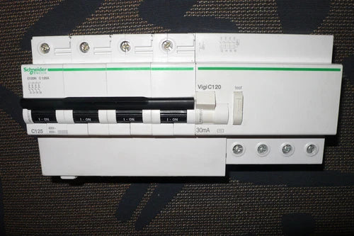 DISJONCTEUR A9N18377 DIFFERENTIEL A9N18542 SCHNEIDER ELECTRIC 125A 30mA AC 4POLE
