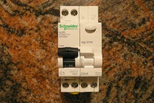 DISJONCTEUR A9P22601 DIFERENTIEL A9N21450 SCHNEIDER ELECTRIC 1A 30mA AC 1AMPERE