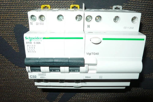 DISJONCTEUR A9N21068 DIFFERENTIEL A9N21493 TETRA 32A 300mA SCHNEIDER ELECTRIC 4P