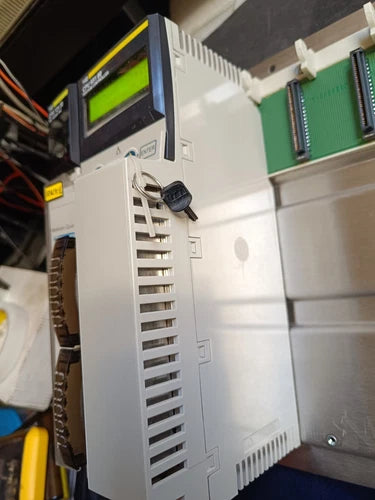 施耐德，140CPU65160，140 CPU 651 60，QUANTUN，环境好！ FACTURA GARANT?A