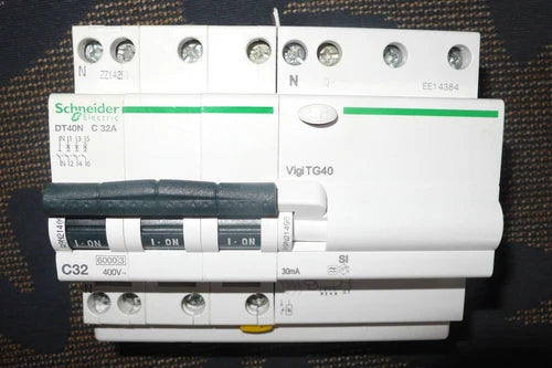 DISJONCTEUR A9N21409 DIFERENTIEL A9N21496 TETRA. 32A 30mA SI SCHNEIDER ELECTRIC