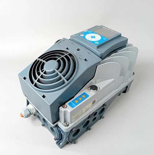 VACON VACON0100-3L-0009-4-X+HMGR kl. Riss am Bedienfeld