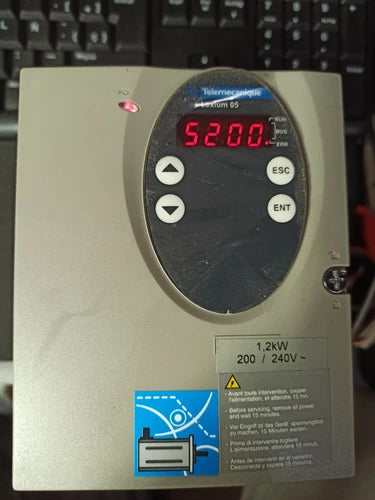 Schneider lexium 05 lxm05ad17m2，环境好！无可挑剔！ FACTURA、GARANT？A！！