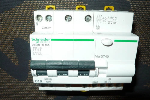 DISJONCTEUR A9N21406 DIFFERENTIEL A9N21474 TETRA. 16A 30mA SI SCHNEIDER ELECTRIC