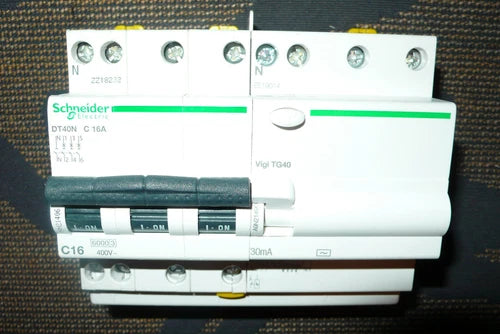 DISJONCTEUR A9N21406 DIFFERENTIEL A9N21490 TETRA 16A 30mA SCHNEIDER ELECTRIC 4P。