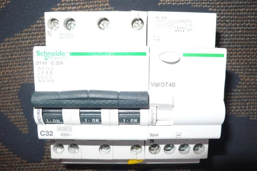 DISJONCTEUR A9N21068 DIFFERENTIEL A9N21472 TETRA. 32A 30mA SCHNEIDER ELECTRIC 4P