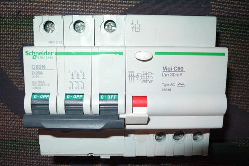 DISJONCTEUR DIFERENTIEL TRIPHASE 25A 30mA COURBE D SCHNEIDER ELECTRIC 20AMPERES