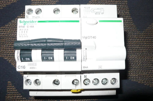 DISJONCTEUR 4POLE A9N21065 DIFERENTIEL A9N21470 SCHNEIDER ELECTRIC C16A 30mA AC